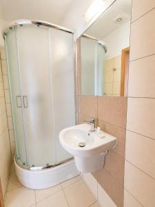 a bathroom with a shower and a sink at Pokoje Noclegowe Sierpów in Sierpów +3 photos