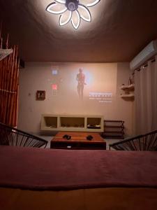 a room with a painting of a man on the wall at Casa de vacaciones completa in Acapulco
