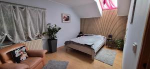 a small room with a bed and a couch at Apartament w Komornikach in Komorniki