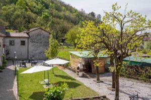 an overhead view of a garden with umbrellas at NEW OPENING 2026 - Là di Maur - Appartamenti in Attimis