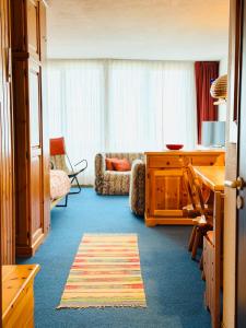 ein Wohnzimmer mit Sofa und Tisch in der Unterkunft Pila64 in Pila + 2 Fotos