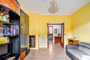 a living room with yellow walls and a couch at Nido della Rondine in Bagnoregio