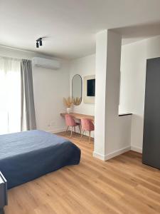 ein Schlafzimmer mit Bett und Schreibtisch in der Unterkunft Domus Ale in Vallo della Lucania