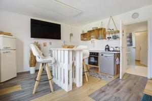 a kitchen with a table and chairs in a room at Nordisch Kühl in Mariendorf