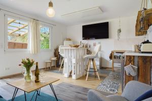a living room with a table and a kitchen at Nordisch Kühl in Mariendorf