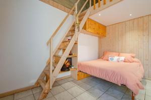 a bedroom with a bunk bed and a staircase at La cabriole des lacs in Briel-sur-Barse