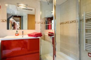 a bathroom with a red sink and a shower at Gîte La Petite Maison Des Vacances in Kaysersberg +16 photos