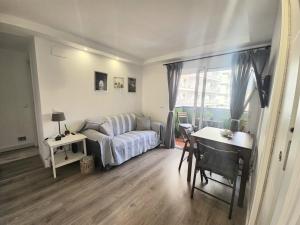 a living room with a couch and a table at El capricho in Fuengirola
