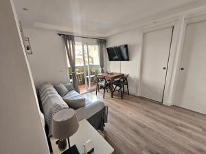 a living room with a couch and a table at El capricho in Fuengirola