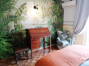 a bedroom with a desk and a chair and plants at Campo de Oleandros in Lourinhã