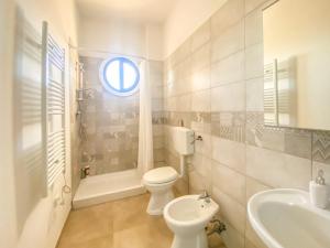 a bathroom with a toilet and a sink and a window at Blue Room - Camera Matrimoniale con Garage Privato in Bitonto