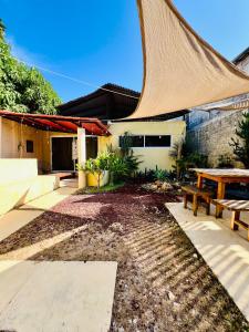 a backyard with a picnic table and a building at Casa de vacaciones completa in Acapulco