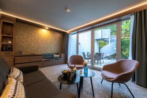 a living room with a couch and two chairs at Stadthotel Münster in Münster