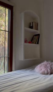 a bed with a pink pillow sitting on top of it at Casa de Barro in Junín +6 photos
