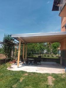 a pergola with chairs and a table in a yard at Apartment Boka in SJJ