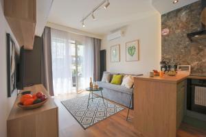 a living room with a couch and a table at Mała Poleska - przytulny apartament z ogródkiem in Częstochowa