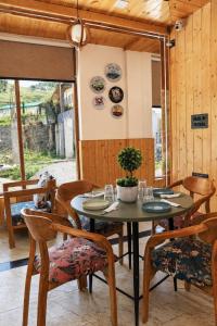 a dining room with a table and chairs at Hotel Amadeus in Kanatal