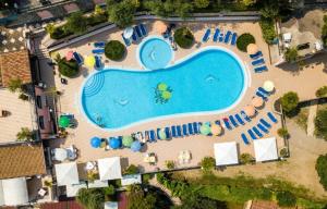 an overhead view of a pool with chairs and umbrellas at Hotel Casa Piantoni in Limone sul Garda