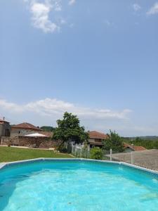 a large blue swimming pool in a yard at Apartamento rural in Fechas