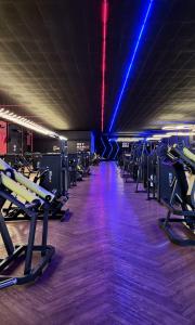 ein Fitnessstudio mit Reihen von Laufbändern und Geräten in der Unterkunft Hotel Colonial in Itapetininga