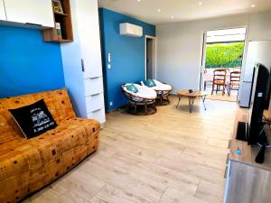 a living room with a couch and a table at La Pause Jardaise in Jard-sur-Mer