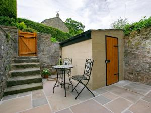 a patio with a table and chairs next to a building at 2 Bed in Skipton oc-75646 in Grassington