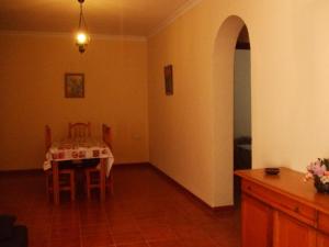 jadalnia ze stołem i krzesłami w pokoju w obiekcie Apartamentos Las Parcelas w mieście Conil de la Frontera
