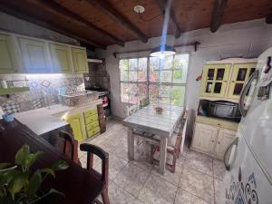 a kitchen with a table in the middle of it at Hospedaje San Luis Sierras in Juana Koslay 