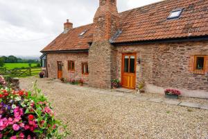 an old stone house with flowers in front of it at 2 Bed in Taunton oc-conco in West Monkton