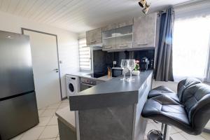 a kitchen with a black counter top in a room at Cocon chatillonnais in Châtillon-sur-Chalaronne