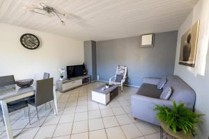a living room with a couch and a table at Cocon chatillonnais in Châtillon-sur-Chalaronne