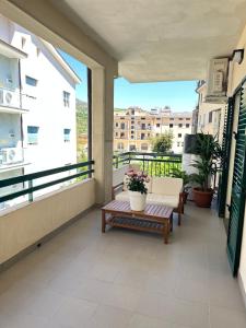 ein Balkon mit Tisch und Stühlen an einem Gebäude in der Unterkunft Domus Ale in Vallo della Lucania