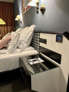 pokój hotelowy z łóżkiem i szklanym stołem w obiekcie La Conacul Vesel Săpânța w mieście Săpânța