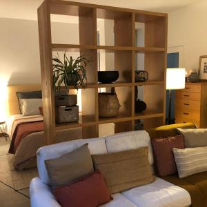 a living room with a couch and a bed at Maré do Bairro Studio Beira Mar Aveiro in Aveiro