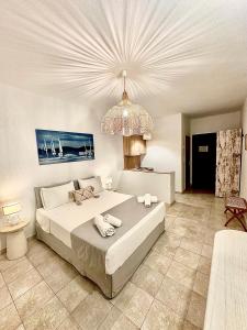 เตียงในห้องที่ Dedes Apartments