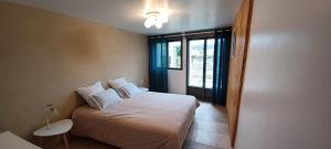 a small bedroom with a bed and a window at Le logis troglodyte in Loches