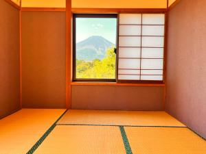 an empty room with a window and a mountain at りす村別荘 in Yamanakako