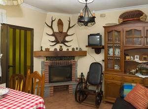 a living room with a chair and a fireplace at La Veiga Apartamentos Turísticos in La Riera