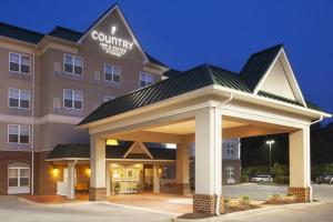 ein Hotelgebäude mit einem Pavillon davor in der Unterkunft Country Inn & Suites by Radisson, Lexington Park (Patuxent River Naval Air Station), MD in California