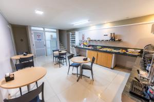 a restaurant with tables and chairs and a counter at Hotel El Pilar by Bsb Inn in Brasília