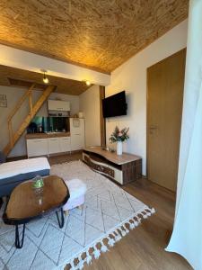 ein Wohnzimmer mit Sofa und Tisch in der Unterkunft Vikendica Harbaš in Cazin