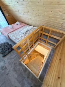 ein hölzernes Etagenbett in einem Zimmer mit einer Wand in der Unterkunft Vikendica Harbaš in Cazin