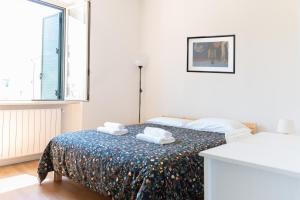 a bedroom with a bed with two towels on it at 2 camere fronte Ospedale - Centro e Mare a piedi in Pescara