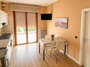 a kitchen and dining room with a table and chairs at Casa Gemma in Padova