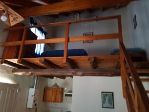 a bunk bed in a room with wooden beams at Cabañas Del Sol in Trapiche