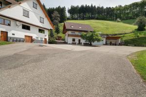 an empty road in front of a house at Holderstanzenhof in Bad Griesbach