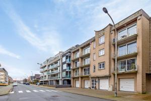 ein Mehrfamilienhaus an einer Straße mit Straßenlaterne in der Unterkunft Century 2A 0201 in Wenduine