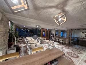 a restaurant with tables and chairs in a room at Apart Sorrento in Santa Teresita
