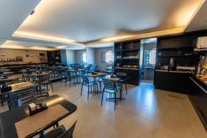 a dining room with tables and chairs in a restaurant at Hotel Econotel by Bsb Inn in Brasília