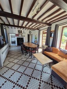 a living room with a couch and a table at Le Longbeach 1 in Longueville